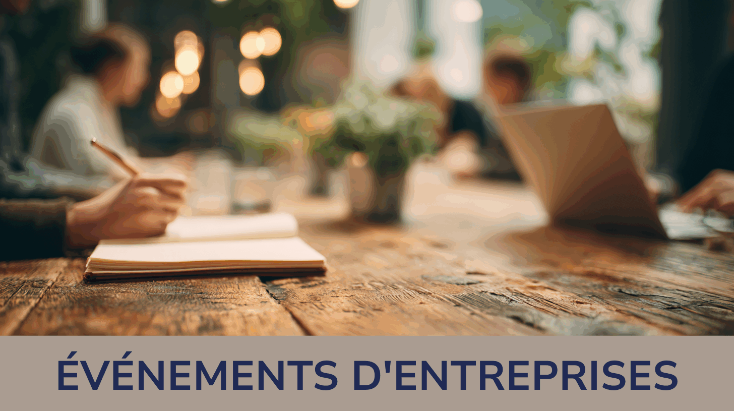 Organisation d'événement d'entreprise et de séminaire de team building. Image d'une équipe en plein atelier de travail collaboratif autour d'une table en bois rustique, illustrant une ambiance professionnelle, créative et fédératrice.