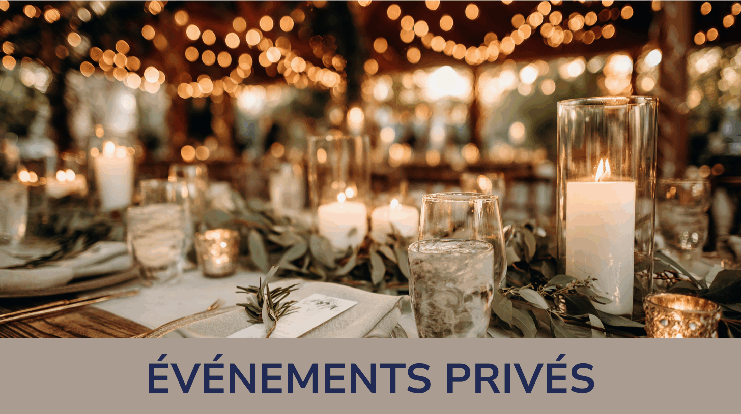 Organisation d'événements privés sur mesure, mariage et anniversaire. Table de réception de mariage décorée dans un style rustique chic, créant une ambiance chaleureuse et intime avec des bougies, des guirlandes d'eucalyptus et des lumières scintillantes pour un moment inoubliable.