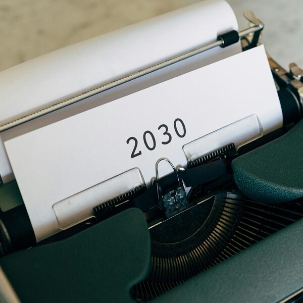 Folk&Curious : Team building Voyage en 30 glorieuses. L'année 2030 tapée à la machine à écrire pour illustrer la vision future