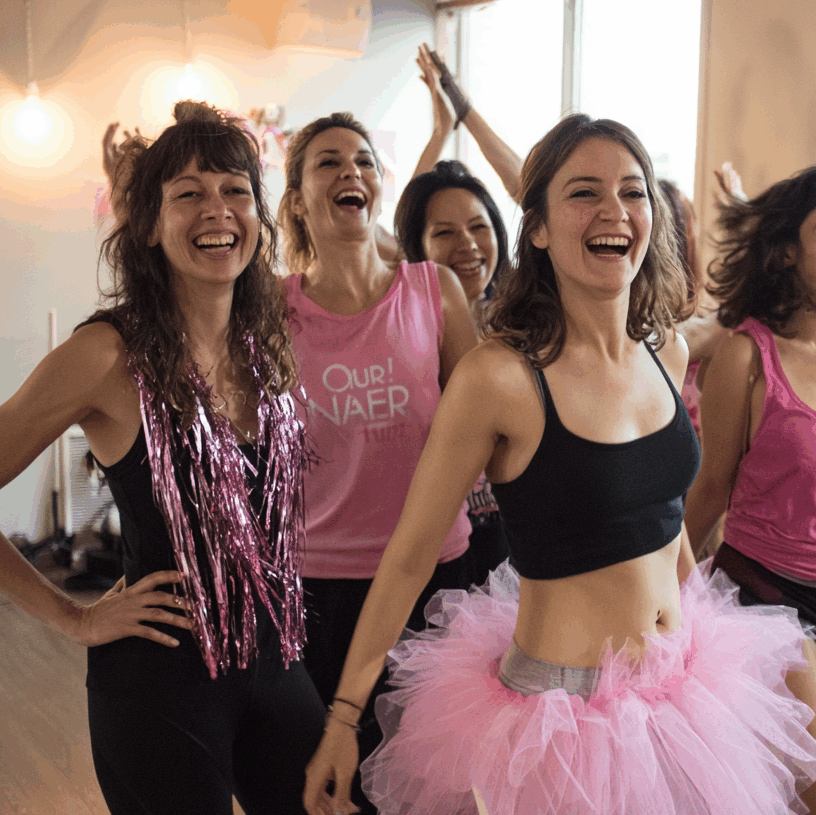 Folk&Curious : cours de danse pour EVJF. Groupe d'amies déguisées qui rient en apprenant une chorégraphie.