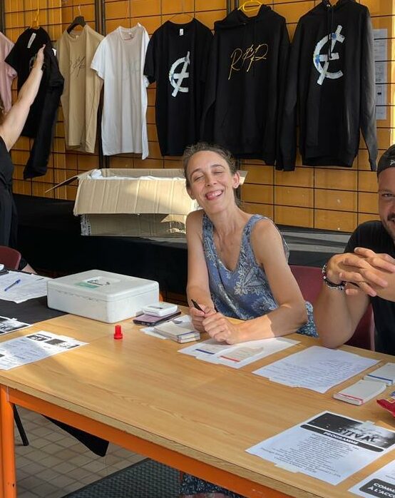 Folk&Curious : staff et gestion événementielle. Wendy BEUZIT souriante au stand d'accueil et de merchandising du festival Rapépratiques.