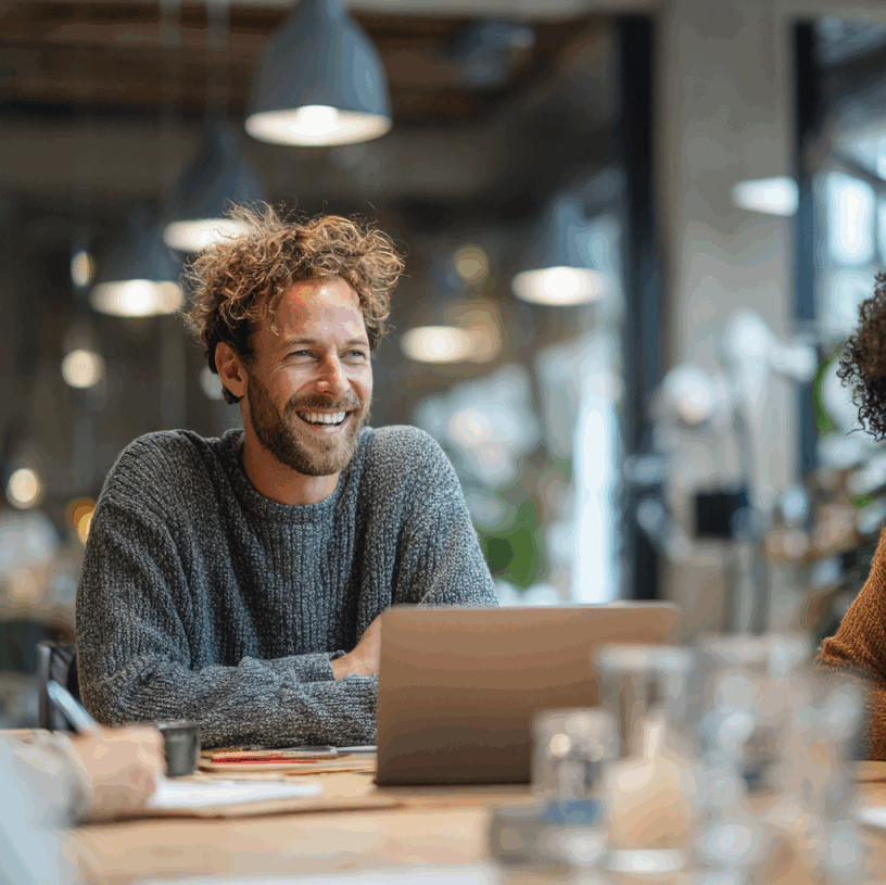 Folk&Curious : team building et séminaire d'entreprise. Collaborateurs souriants et engagés lors d'une réunion de travail.