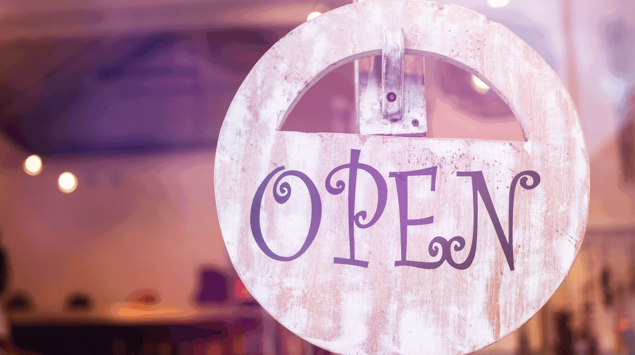 Folk&Curious : Lancement d'une boutique. Panneau "Open" en bois sur la porte
