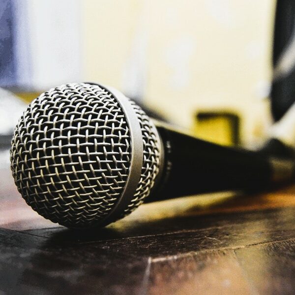 Folk&Curious : Team building autour d'un clip rappé. Gros plan sur un micro.