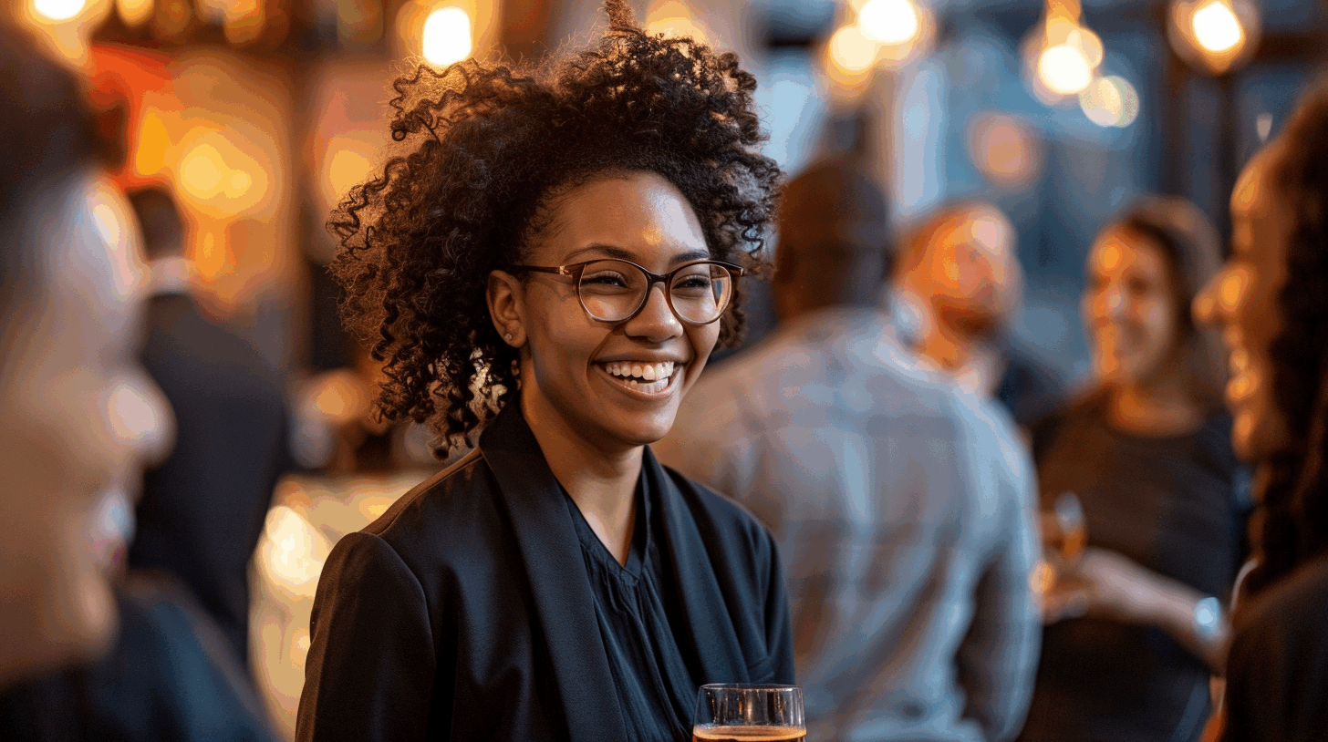 Folk&Curious : événement d'entreprise. Collaboratrice souriante lors d'un cocktail professionnel.