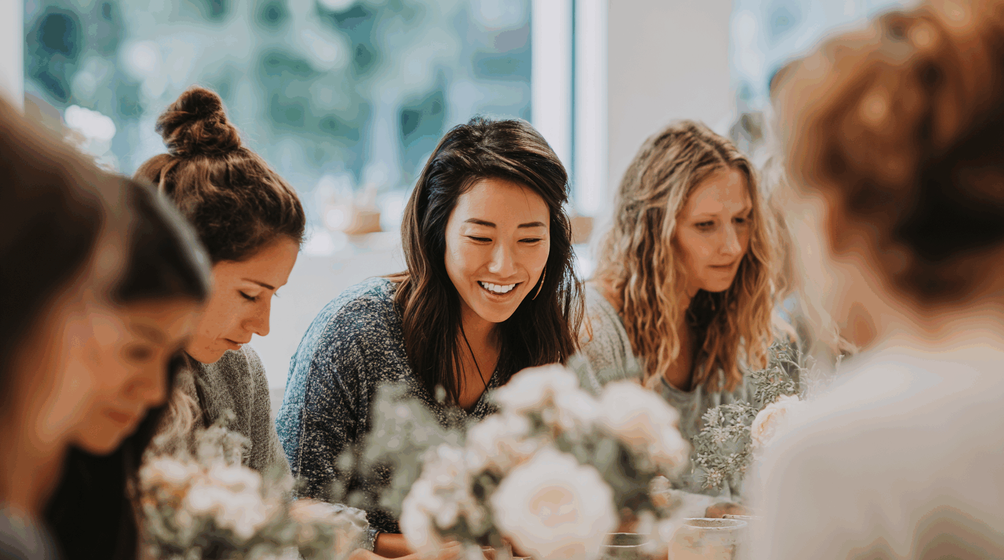 Folk&Curious : atelier créatif de team building. Participantes souriantes lors d'un cours d'art floral.