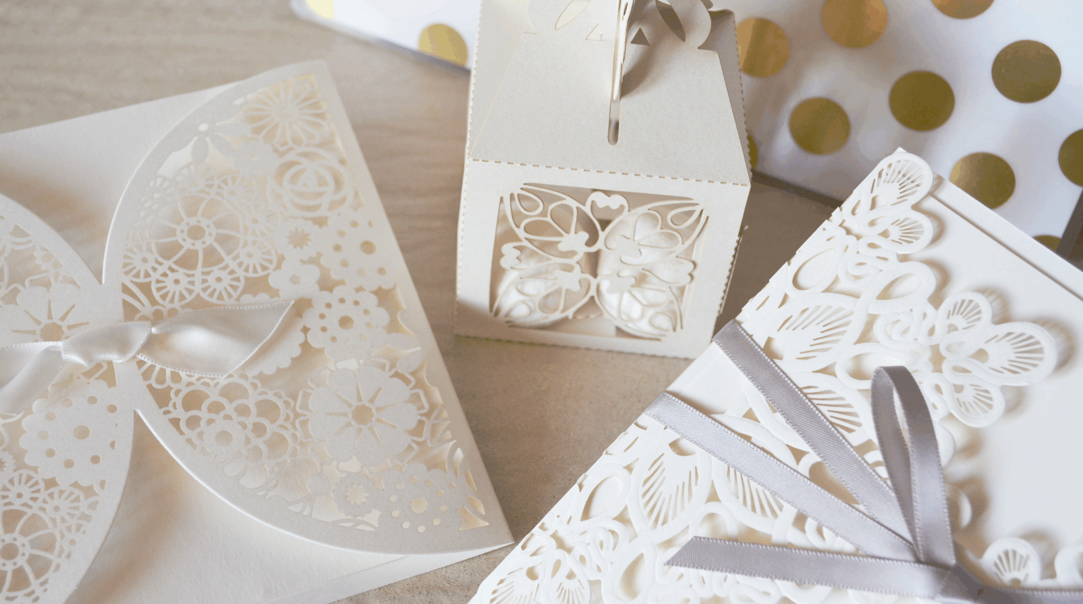 Folk&Curious : cadeaux invités sur-mesure pour mariage. Boites élégantes en dentelle de papier et boîte à dragées assortie.