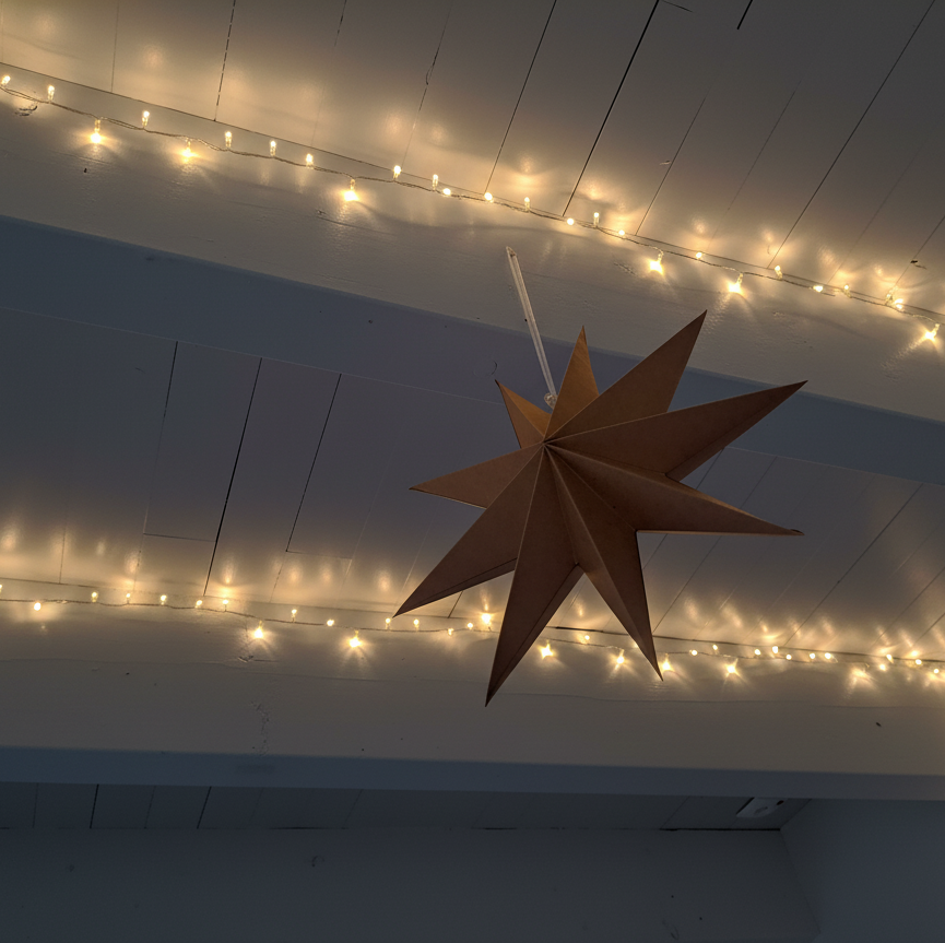 Décoration de ciel étoilé réalisée par Folk&Curious pour un anniversaire