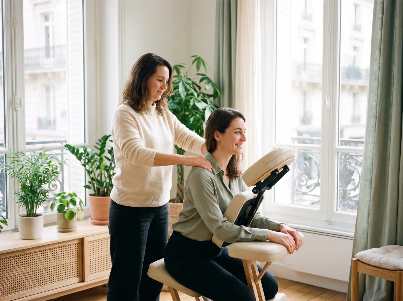 Massage assis bien-être pour un salarié au bureau