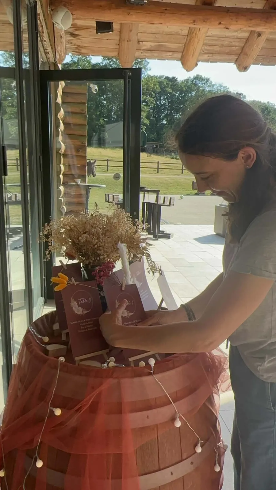 Wendy Beuzit installe une décoration de mariage bohème : plan de table sur un tonneau