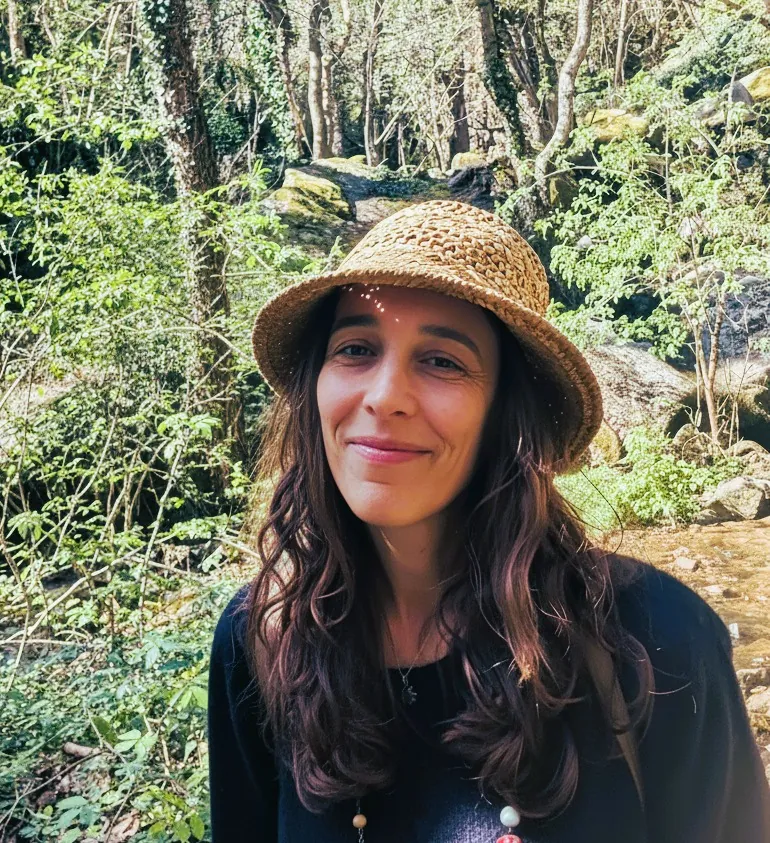 Wendy Beuzit en balade en forêt, chapeau de paille