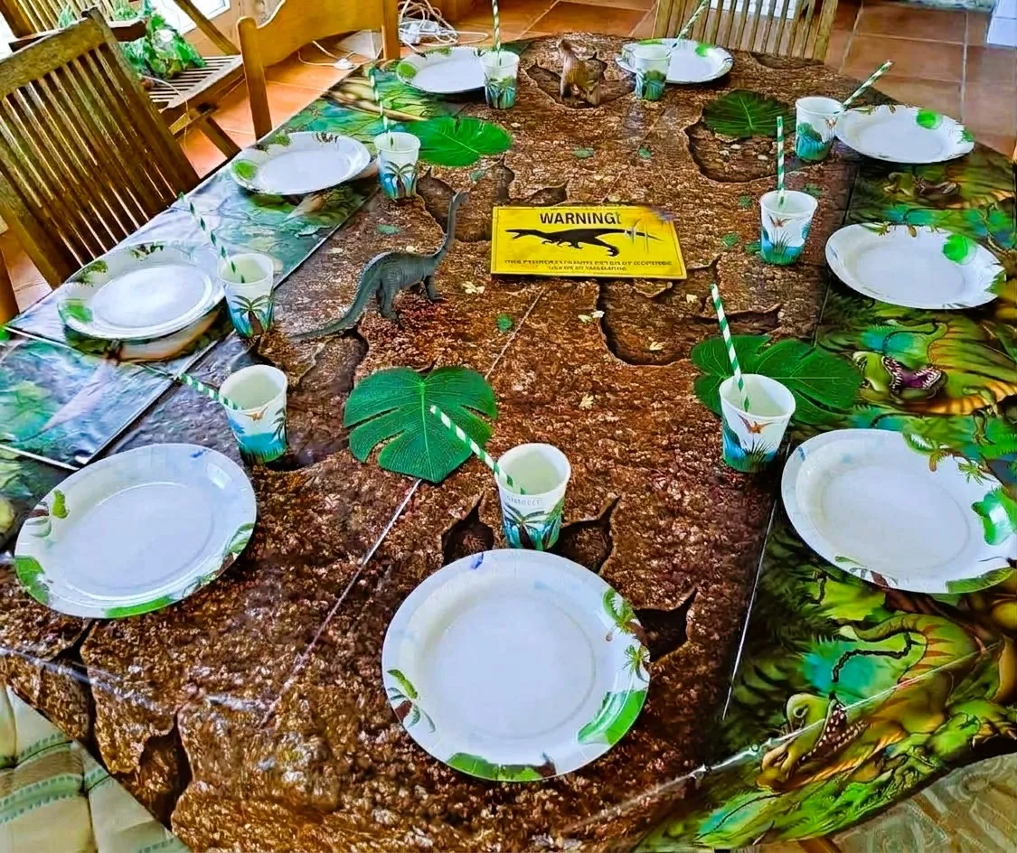 Table d’anniversaire d’enfant sur le thème des dinosaures