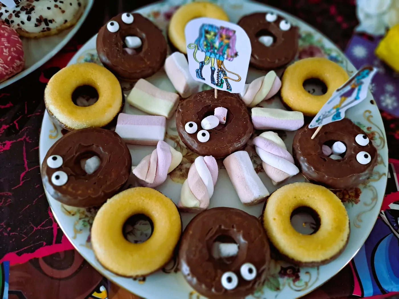 Assiette de donuts monstres pour un anniversaire d’enfant
