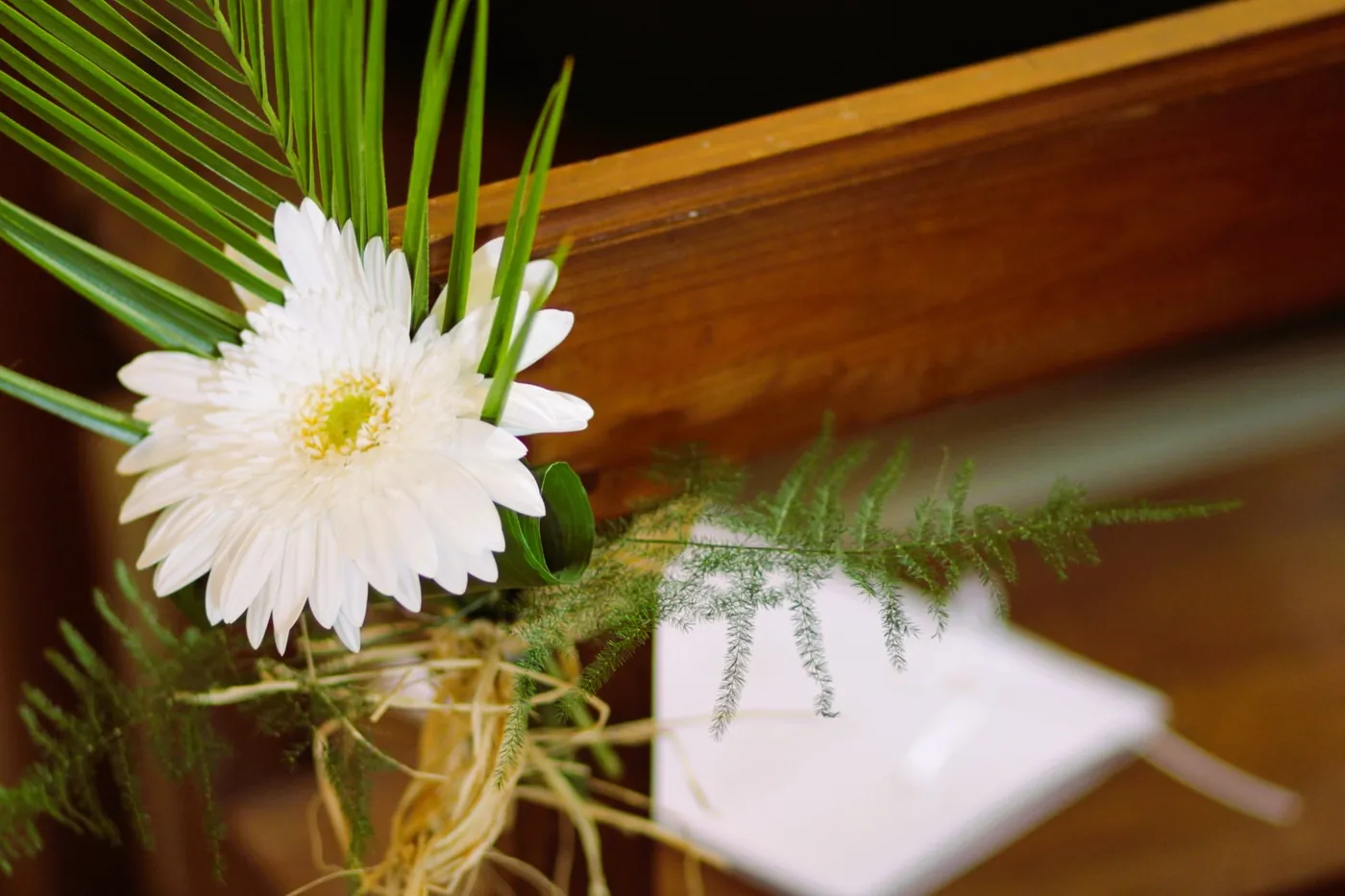 Décoration florale de banc d’église avec gerbera blanc