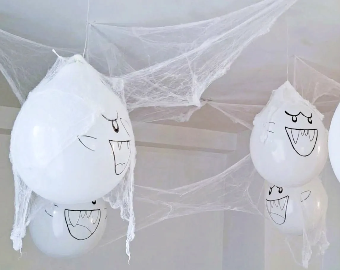 Fantômes en ballons et toiles d’araignée pour une fête d’Halloween