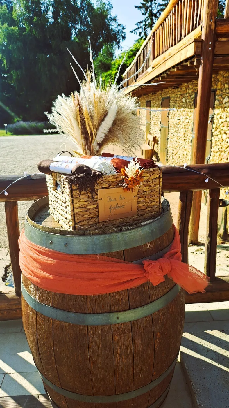 Panier de plaids « Pour les frileux » sur un tonneau, mariage champêtre