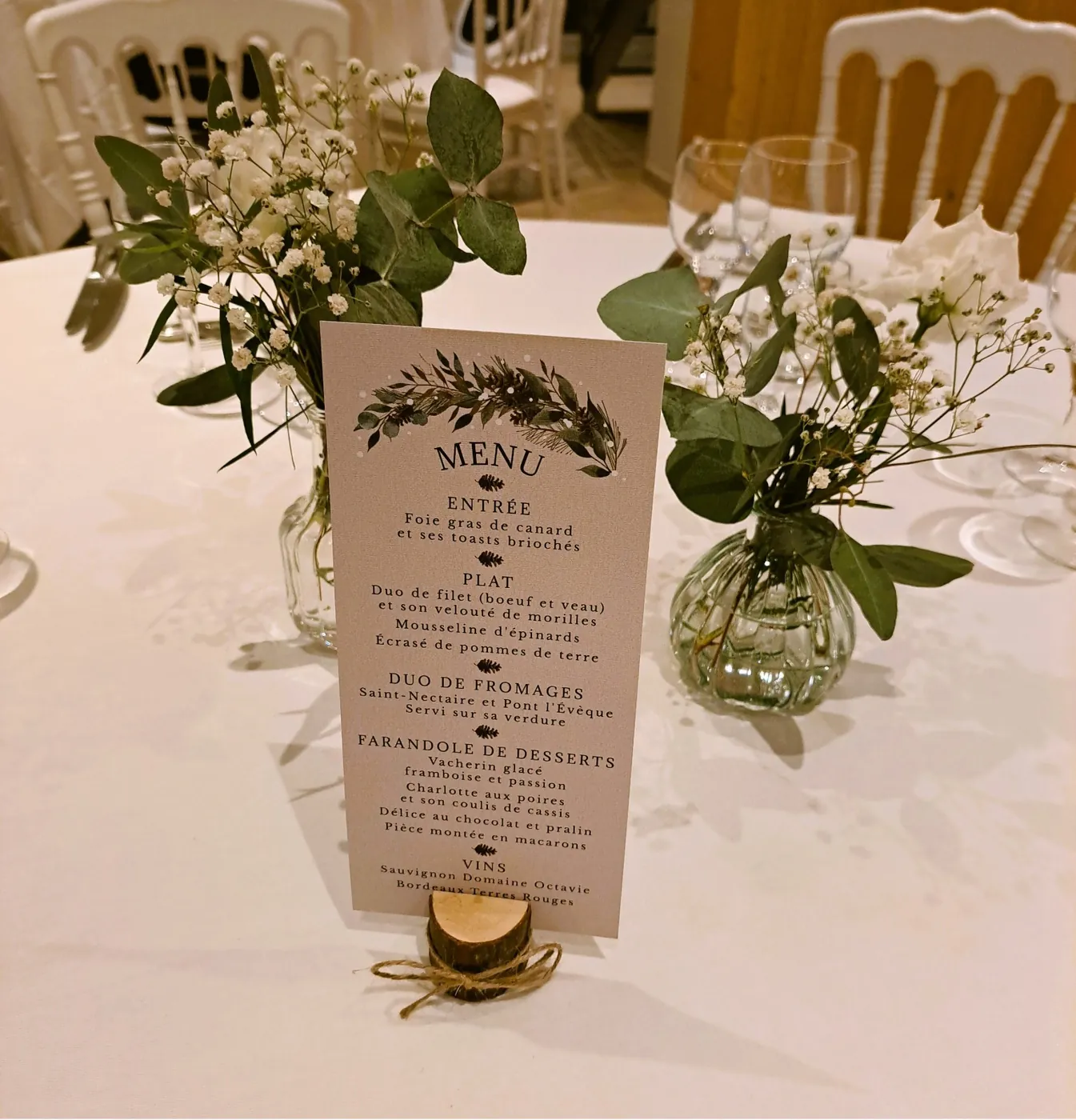 Menu de mariage et bouquets d’eucalyptus et gypsophile