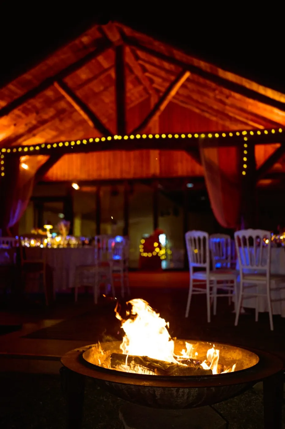 Soirée de mariage autour d’un brasero sous les guirlandes lumineuses