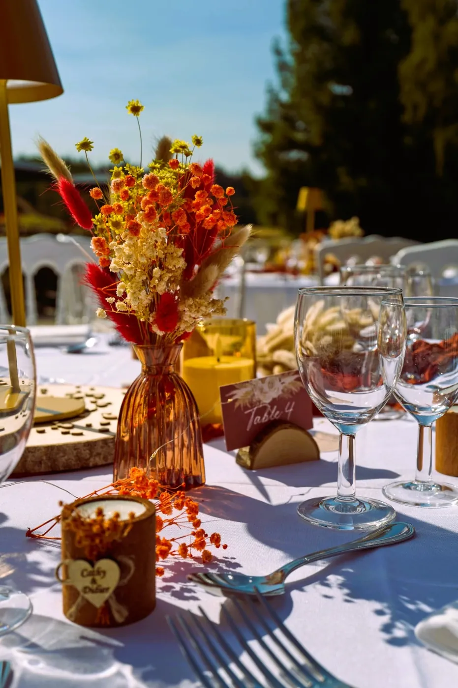 Table de mariage décorée de fleurs séchées terracotta et photophores