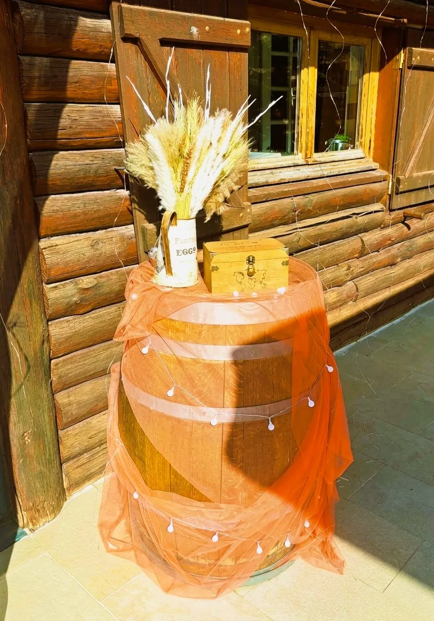 Urne de mariage sur tonneau voilé de tulle et herbes de pampa